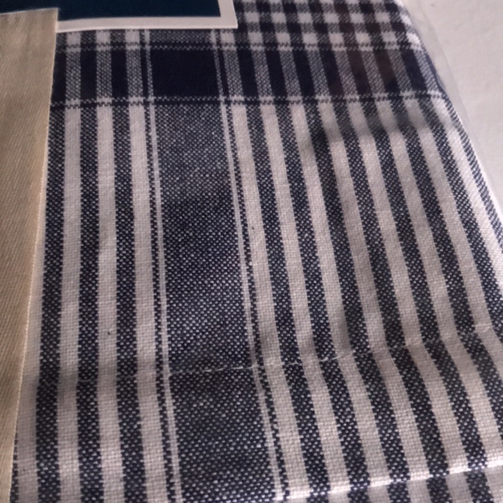 Williams-Sonoma gingham 16” x 108” table runner - Picture 3 of 7